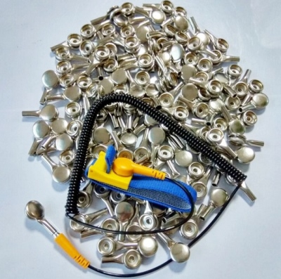 Wrist strap connecting buckle